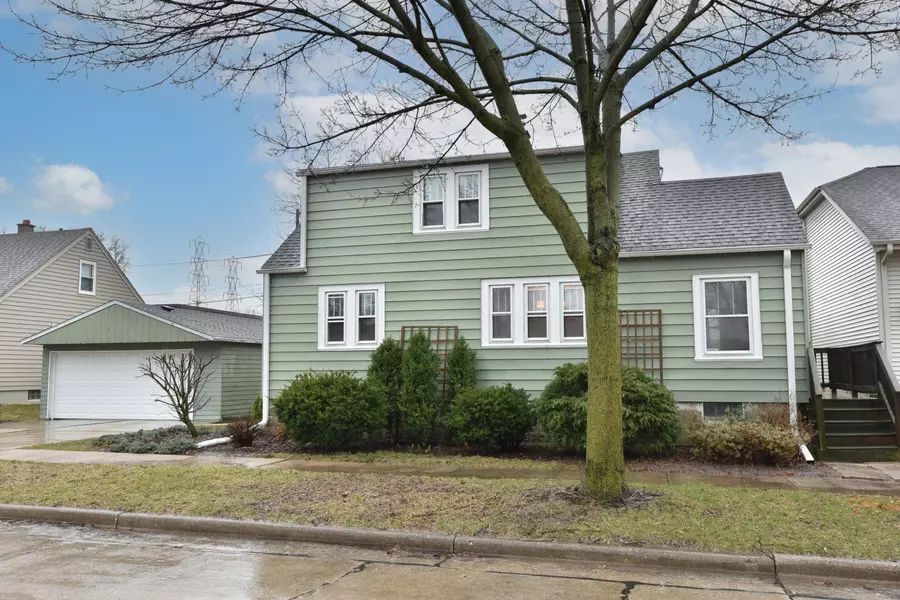 1109 E Norwich, Milwaukee, WI 53207