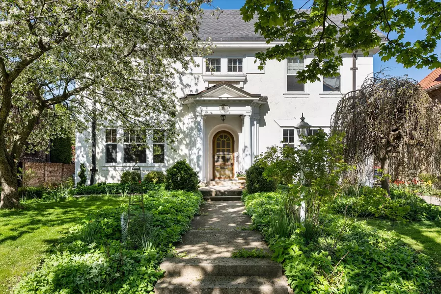 3467 N Hackett, Milwaukee, WI 53211