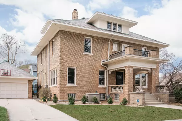 2729 E Kenwood, Milwaukee, WI 53211
