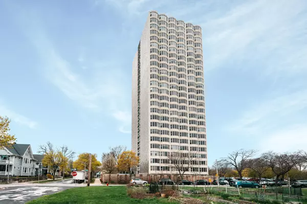 2525 S Shore Unit 23E, Milwaukee, WI 53207