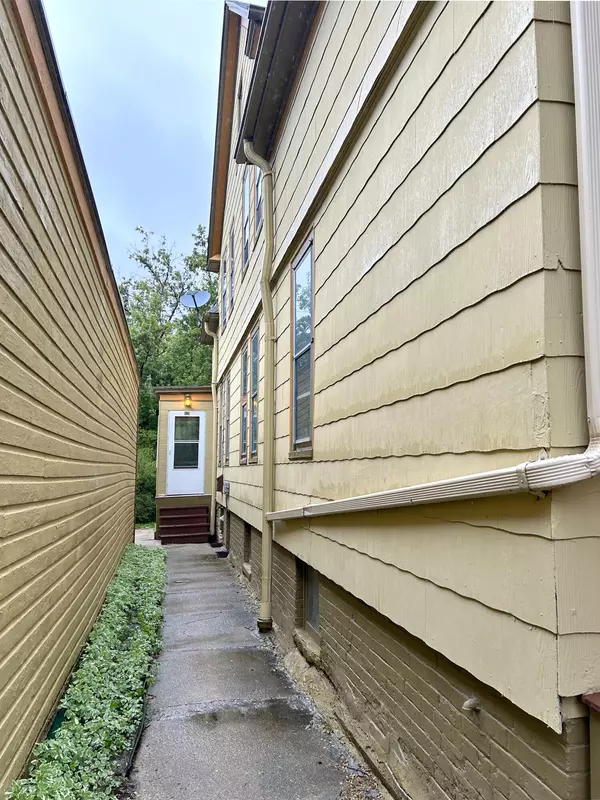 Milwaukee, WI 53212,918 E Center Unit 920,922