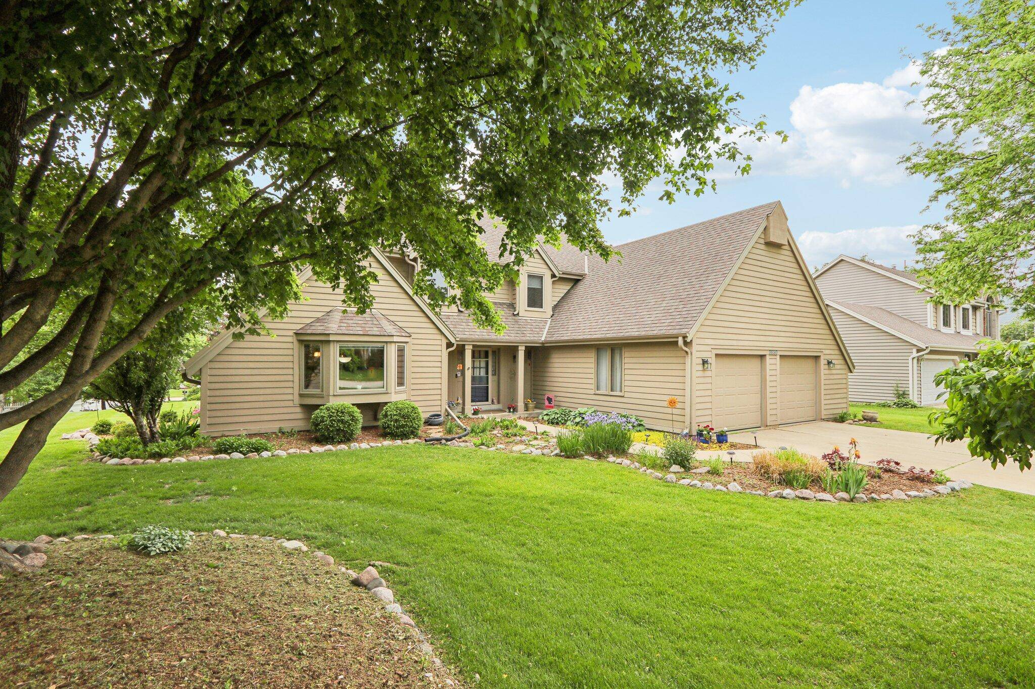 3930 S Woodhill, New Berlin, WI 53151