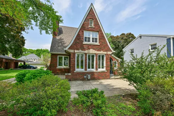 Wauwatosa, WI 53213,651 N 76th