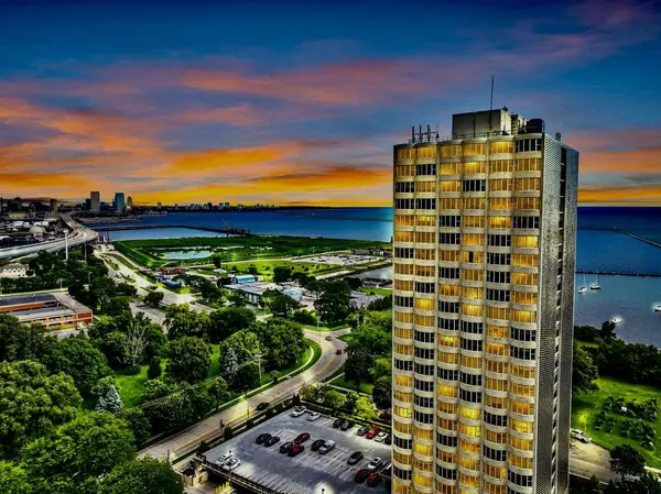 Milwaukee, WI 53207,2525 S Shore Unit 24B