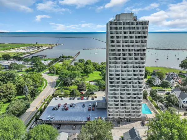 Milwaukee, WI 53207,2525 S Shore Unit 24B