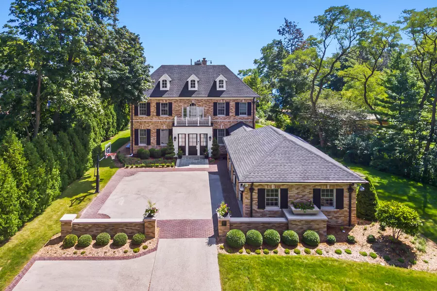 6920 N Barnett, Fox Point, WI 53217