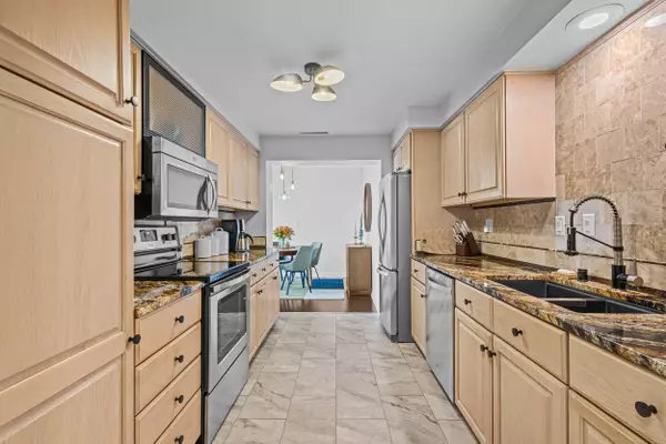 Milwaukee, WI 53207,2525 S Shore Unit 14C