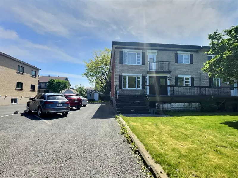 676 Rue Montpetit, Longueuil (Le Vieux-Longueuil), QC J4L4P4