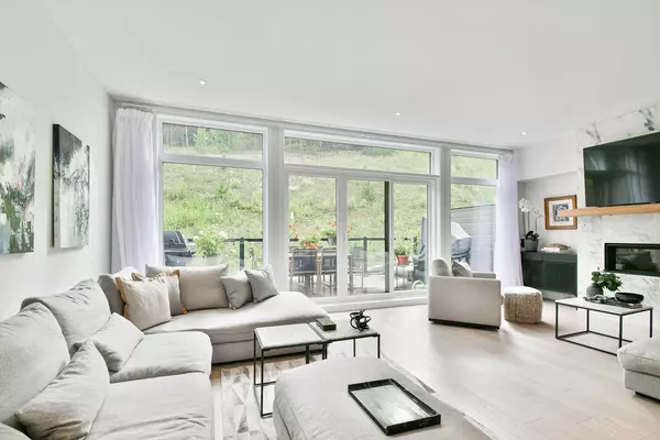 Mont-tremblant, QC J8E0K4,707 Allée de l'Académie