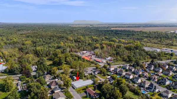 Longueuil (saint-hubert), QC J3Y5K2,9815Z Ch. de Chambly