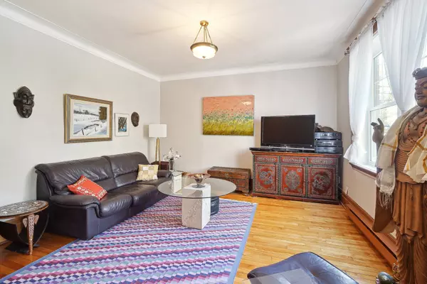 Montréal (Outremont), QC H2V3B7,917 Av. Davaar