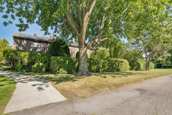 Brossard, QC J4X1L7,1024 Place Sardaigne