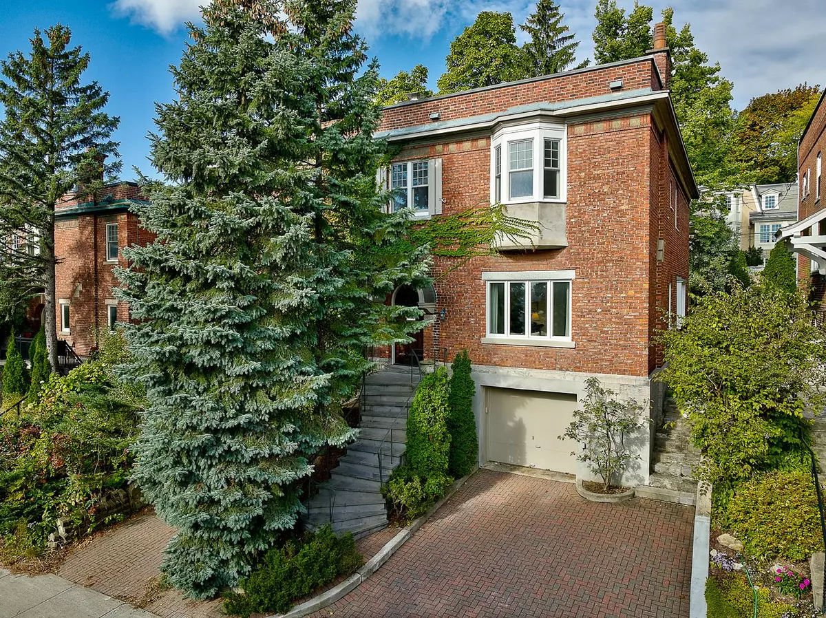 Westmount, QC H3Y2A8,4339 Av. Montrose