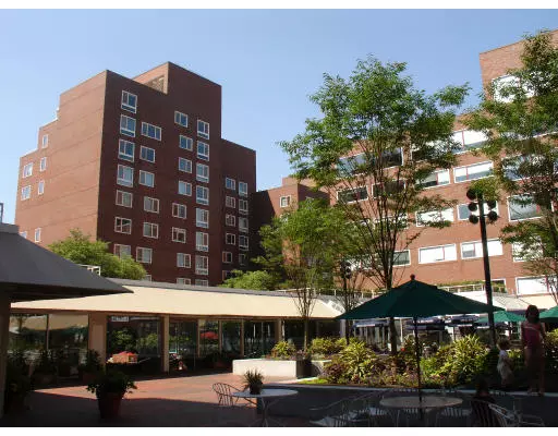 Cambridge, MA 02138,975 Memorial Drive #209