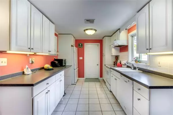 Wayland, MA 01778,15 Emerson Rd