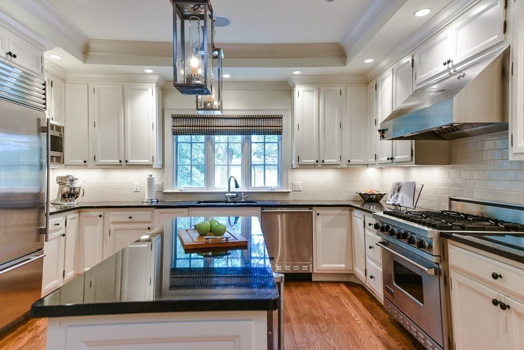Wellesley, MA 02481,8 Thackeray Rd