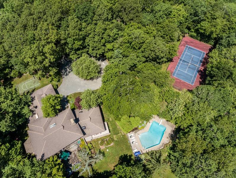 2 Clarks Cove Dr, Dartmouth, MA 02748