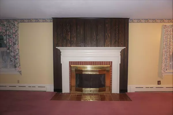 Southbridge, MA 01550,736 Charlton St