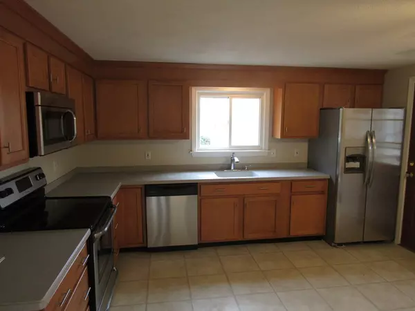 Northbridge, MA 01588,2 Briggs St