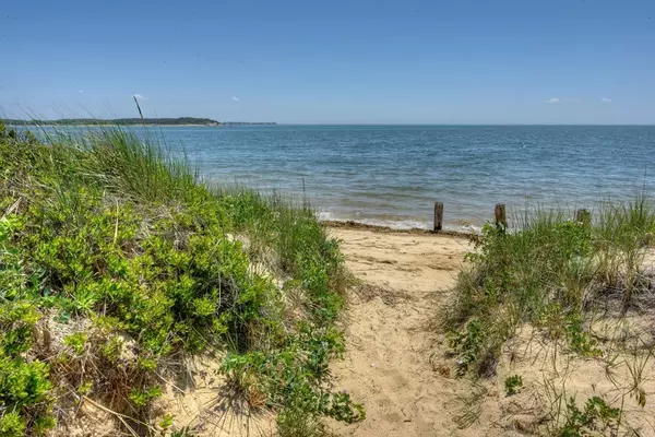 Wellfleet, MA 02667,210 Kendrick Ave #5