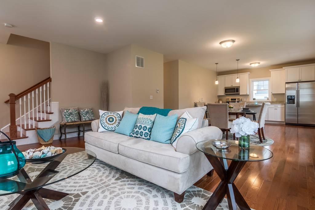 Falmouth, MA 02540,637 Gifford St #11B