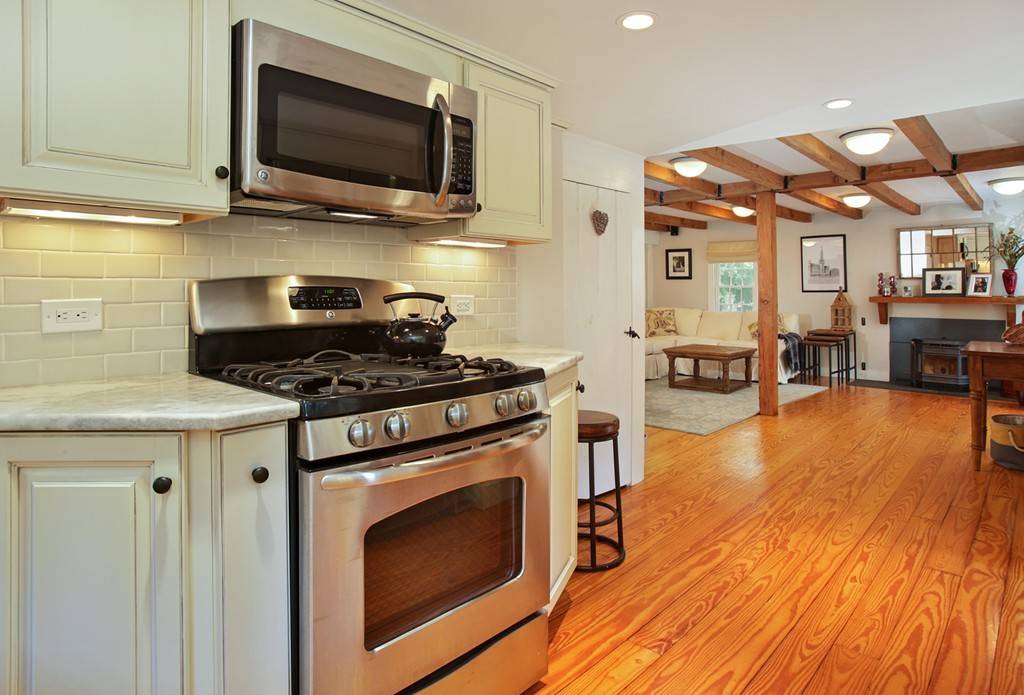 Weston, MA 02493,419 North Ave