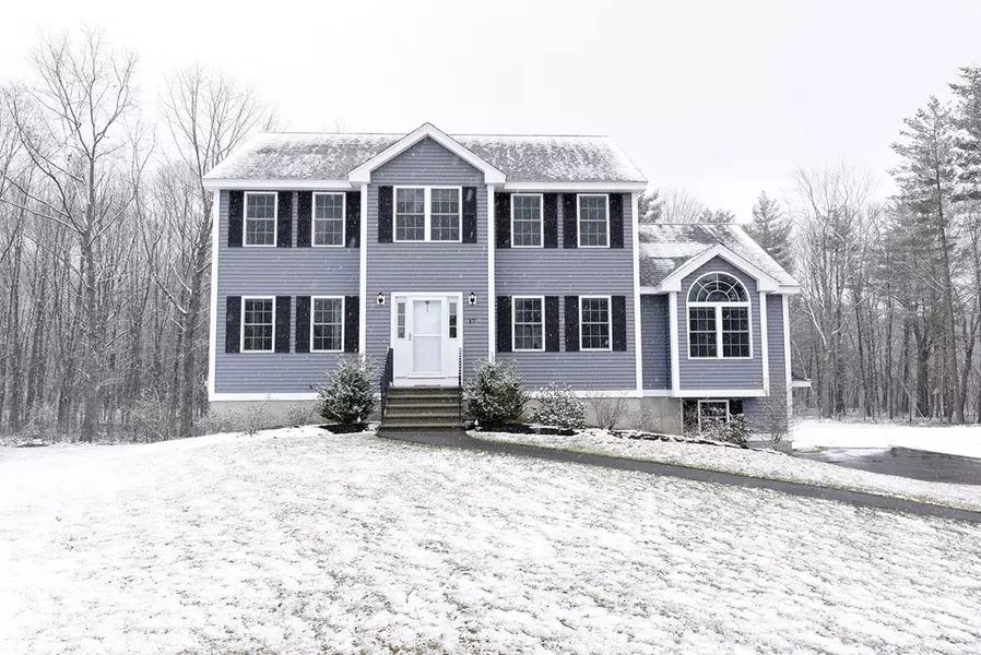 17 Farm Gate Rd, Dracut, MA 01826