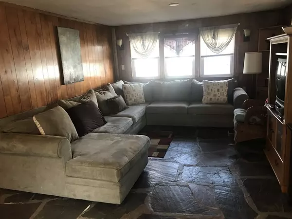 Clinton, MA 01510,22 Blossom St