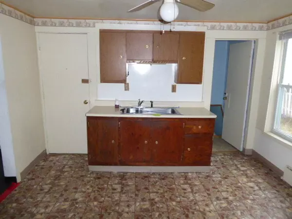 Holyoke, MA 01040,6 Cottage Ave