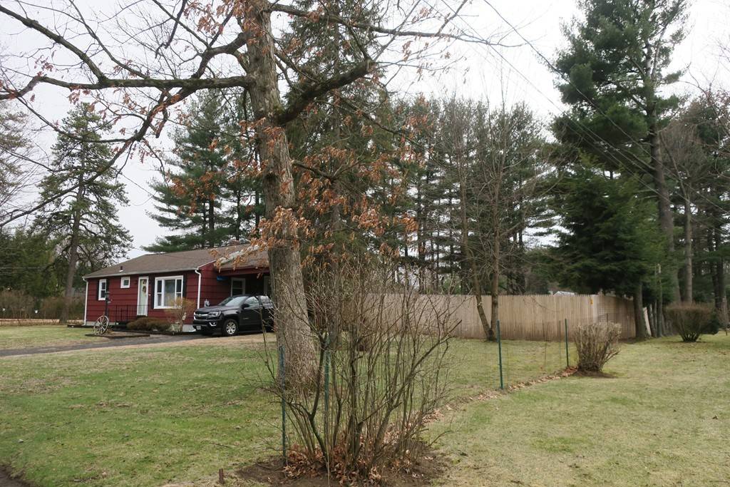 Westfield, MA 01085,8 Birch Bluffs Dr