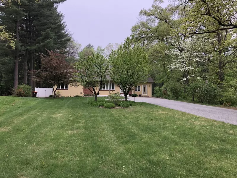 79 Perry Ln, Agawam, MA 01001