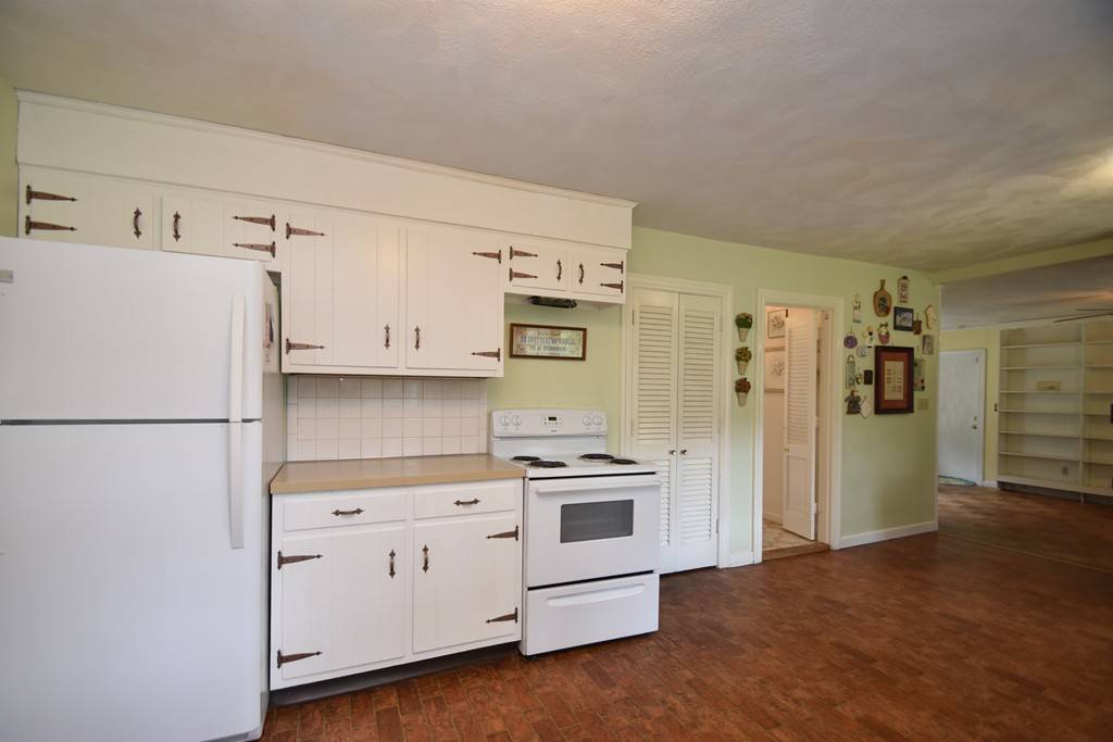 Medfield, MA 02052,34 Cross Street