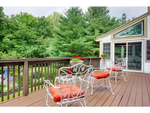 Medfield, MA 02052,7 Clayton Street