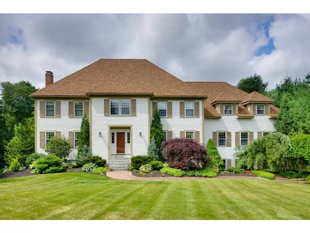 Medfield, MA 02052,7 Clayton Street