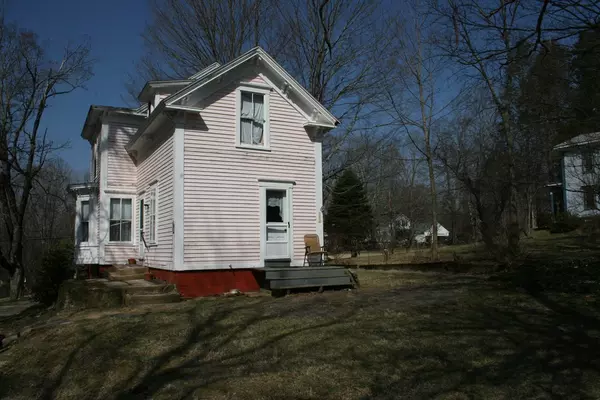 Brookfield, MA 01506,10 Howard St