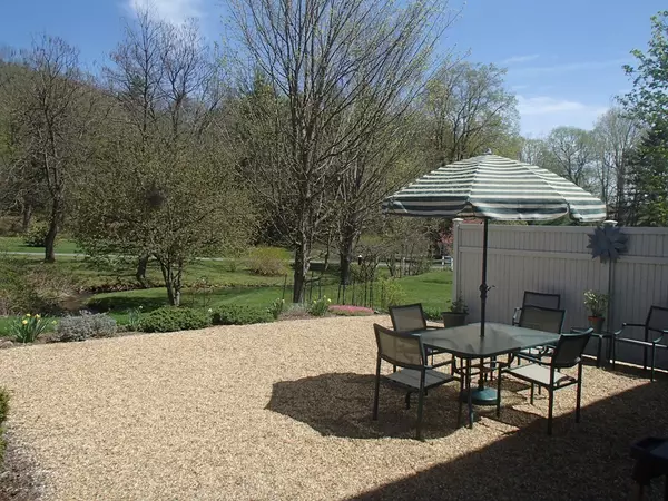Sunderland, MA 01375,292 North Silver Ln