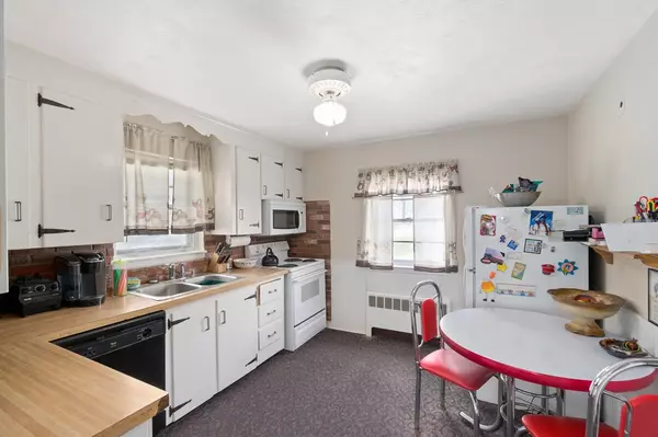 Uxbridge, MA 01569,21 Garden Street