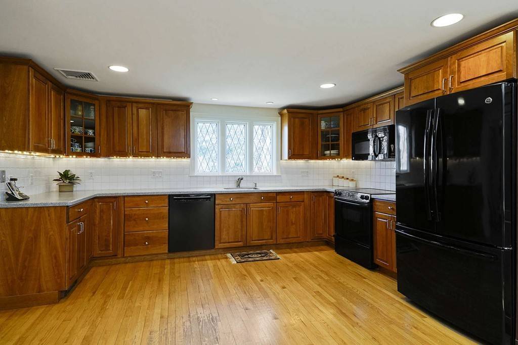 Newton, MA 02461,1 Chatham Rd