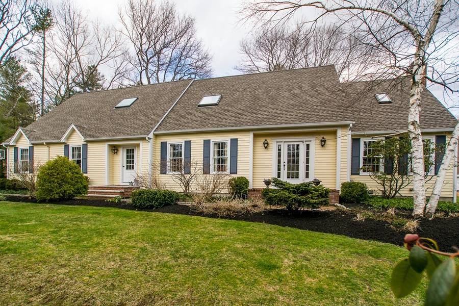 8 Deerfield Dr, Medfield, MA 02052