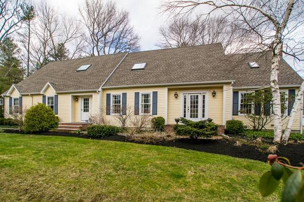 8 Deerfield Dr, Medfield, MA 02052