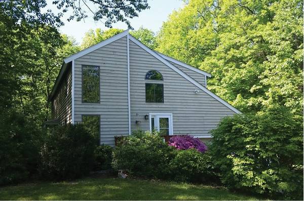 18 Hunter Dr, Derry, NH 03038