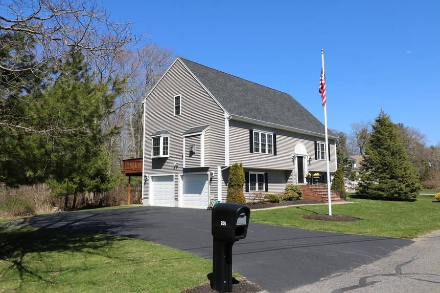 205 Overlook Dr, Raynham, MA 02767