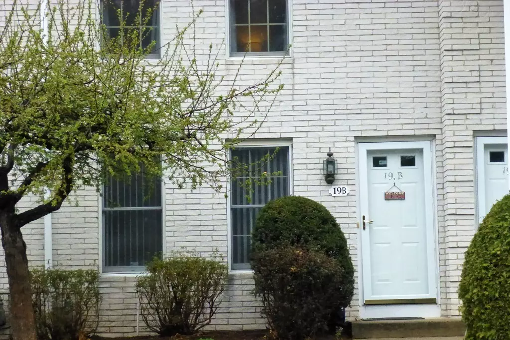 Agawam, MA 01001,19 Mansion Woods Dr #B