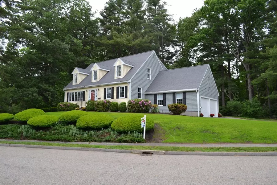 12 Minihan Ln, Norwood, MA 02062