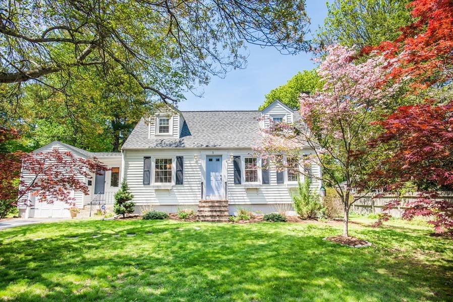 3 Castle Ave, Medfield, MA 02052