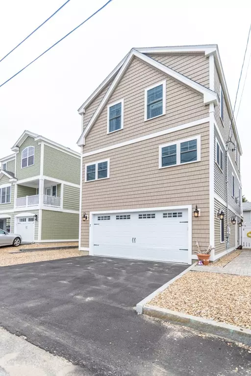 7 Thorwald Ave, Hampton, NH 03842