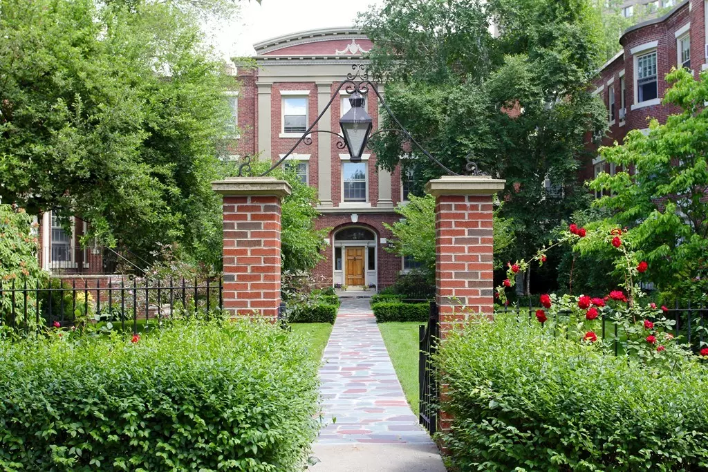 Brookline, MA 02445,139 Beaconsfield Road #B-2