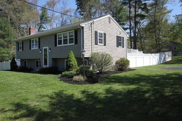 7 Feather Ln, Whitman, MA 02382