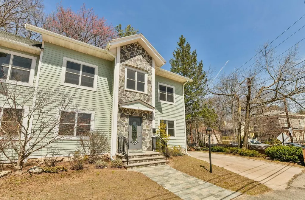 Newton, MA 02461,3 Forest Street #3