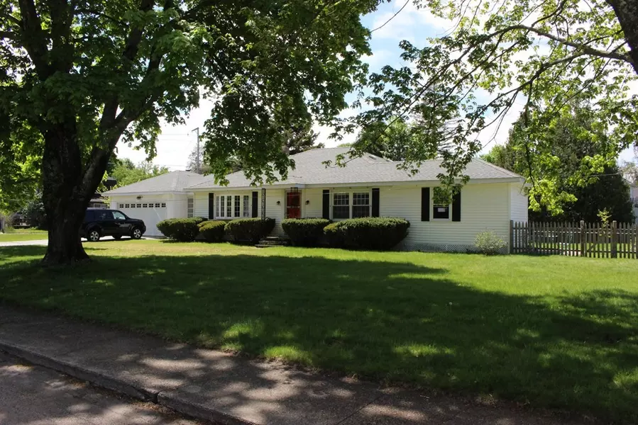 66 Elm St, Uxbridge, MA 01569